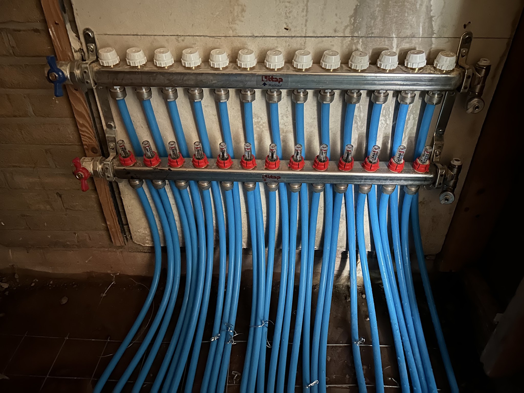 Verdeler met zestien blauwe groepen die uit de vloer komen