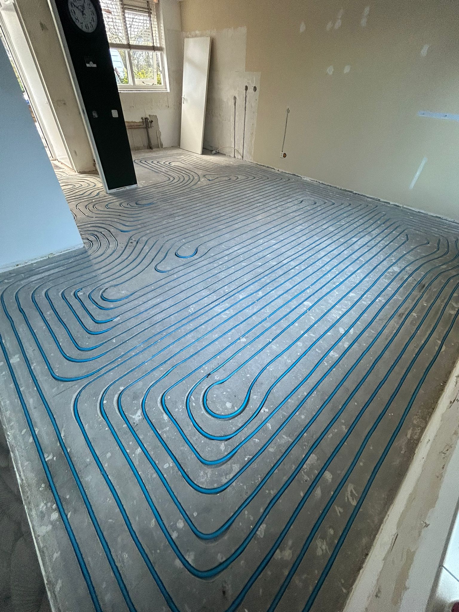 Gefreesde dekvloer in een lichte woonkamer